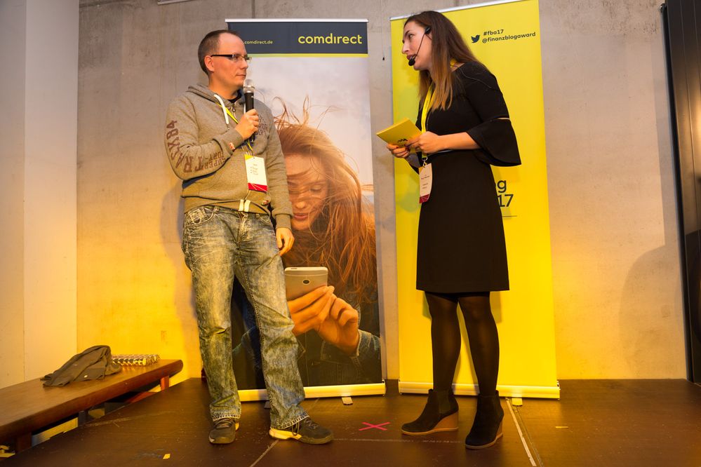 Der Finanzrocker Daniel Korth im Gespräch mit Moderatorin Tijen Onaran während der kleinen Fuck-up Night zu "Meine schlechteste Finanzentscheidung"