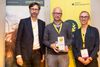 Der Publikumspreis ging an Finanztip (im Bild v.l.n.r.: Sven Deglow, Matthias Urbach, Sara Zinnecker)