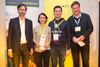 Die stolze Gewinnerin des comdirect finanzblog awards 2017: Natascha Wegelin  zusammen mit Dr. Sven Deglow, Vorstandsmitglied comdirect (links), und den beiden Jurymitgliedern Stefan Erlich (zweiter von rechts) und Jörg Sadrozinski (rechts).
