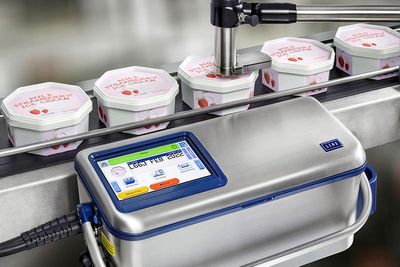 Hier wird von oben das Haltbarkeitsdatum gedruckt, während die Eisbecher nach links rollen. Quelle: Bluhm Systeme