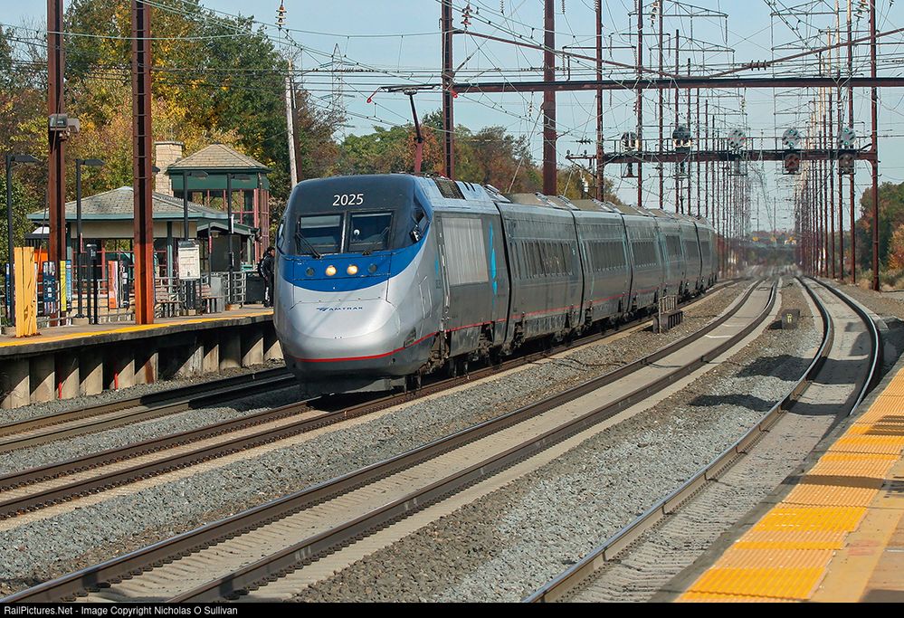 Amtrak Acela No. 2025 , Edison Station, New Jersey. Bildquelle: www.railpictures.net