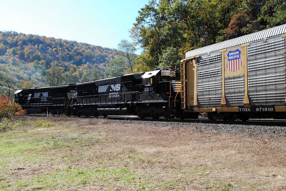 Zwei Norfolk Southern-Schublokomotiven am Zugende eines Union Pacific-Güterzugs an der Horseshoe Curve im herbstlichen Pennsylvania, Foto von mir
