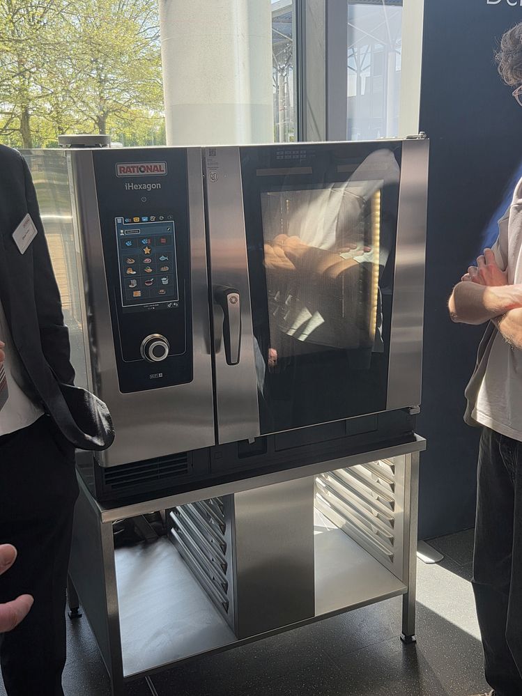 iHexagon - das neueste Produkt von Rational. Das erste Kochsystem, das Dampf, Heißluft und Mikrowellenenergie in einem Gerät kombiniert