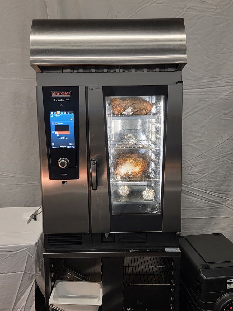 Krustenbraten werden im ICombi pro-Kombidämpfer warm gehalten.
