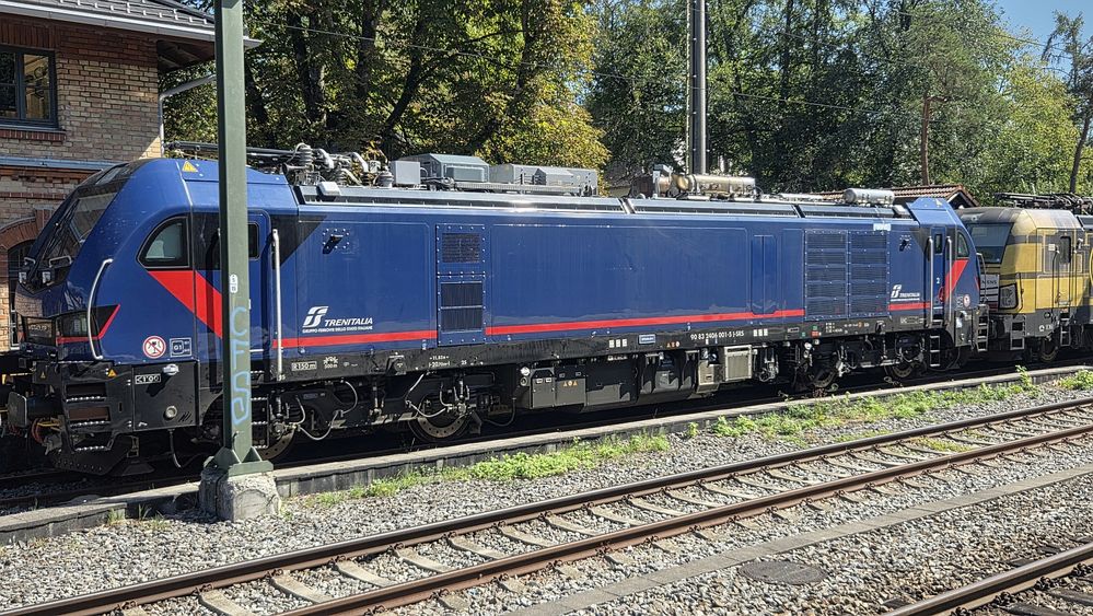 Stadler Eurolight Dual-Lokomotive 2406 001 für Trenitalia am Bahnhof Großhesselohe/Isartalbahnhof. Foto von mir.