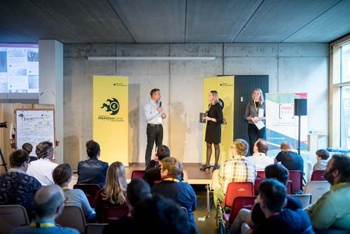 Matthias Hach, CMO von comdirect, und Cornelia Frey bei der Eröffnung des finanzblog awards 2018