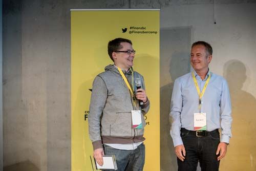 Den Sonderpreis erhielt das Blog Finanz-Szene (im Bild v.l.n.r.: Heinz-Roger Dohms, Matthias Hach)