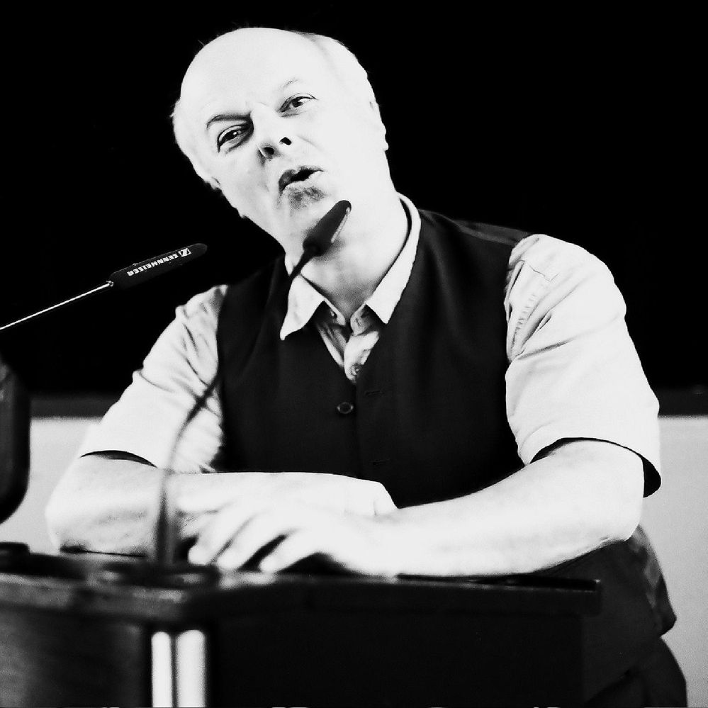 Klaus an Rednerpult.jpg