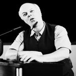 Klaus an Rednerpult.jpg