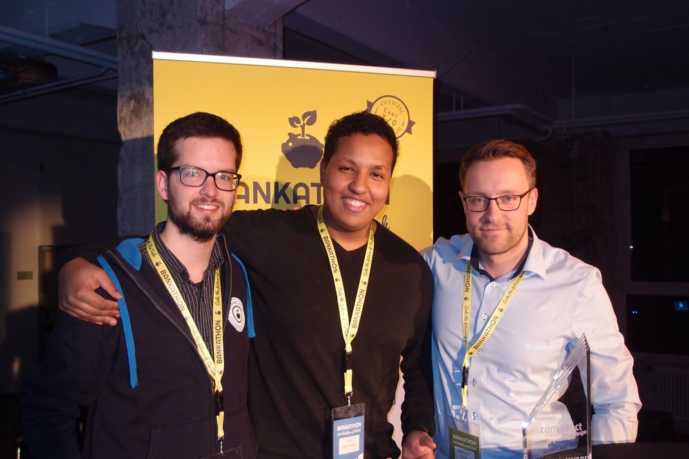 Mariusz Bodek, Co-Founder der Startup-Garage, mit den beiden Gewinnern Bilal Karim Reffas und Thomas Pischke