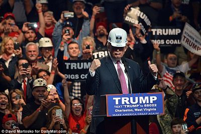 Trump digs coal. Aus dem Angebot von dailymail.com