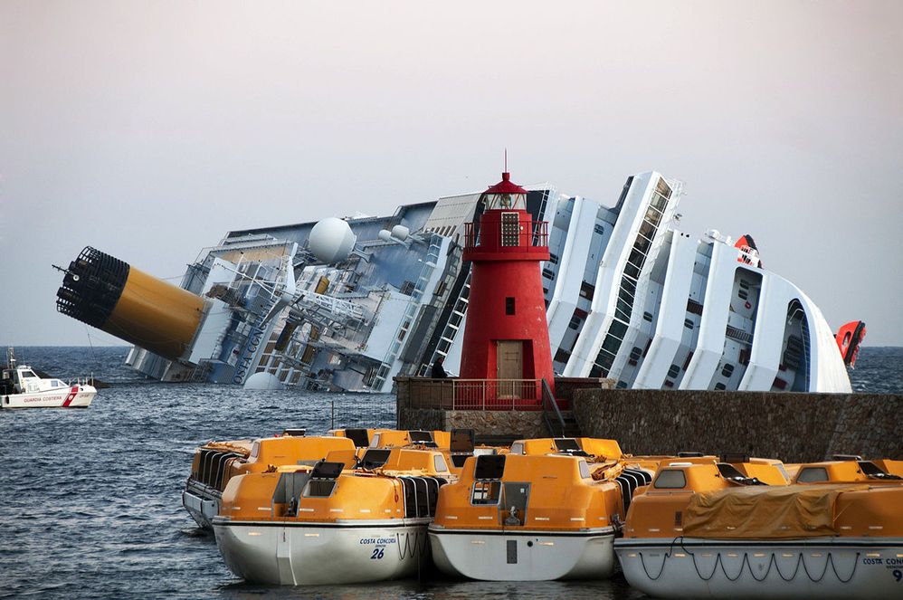 1280px-Collision_of_Costa_Concordia_27.jpg