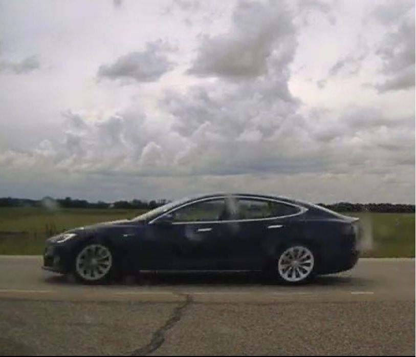 Tesla fahrer schlafend.jpg