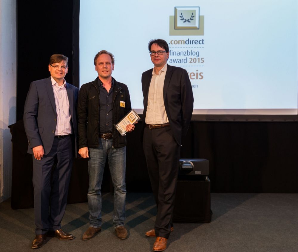 Thomas Schumm vom Blog Plusvisionen gewinnt den ersten Preis. comdirect CEO Arno Walter und Juryvorsitzender Thomas Knüwer beglückwünschen ihn.