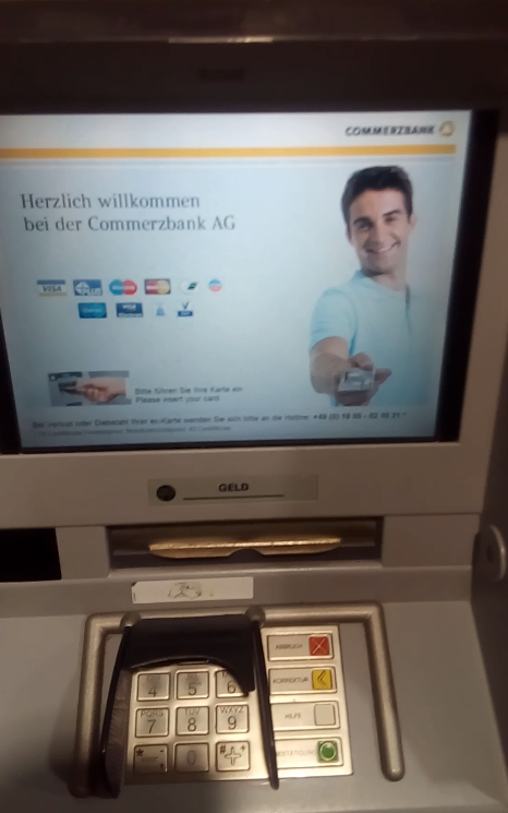 1. Ich wurde von einem Geldautomaten der Commerzbank begrüßt und die Karte wurde eingesteckt.