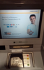 1. Ich wurde von einem Geldautomaten der Commerzbank begrüßt und die Karte wurde eingesteckt.