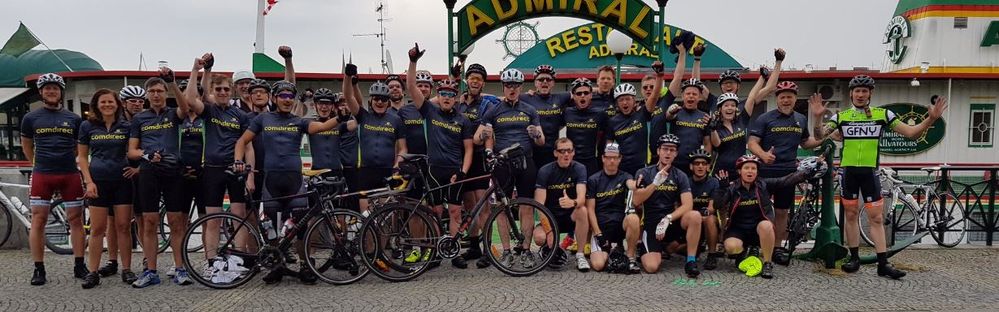 Die Teilnehmer des 5. Techbikers-Ride beim Start in Prag.