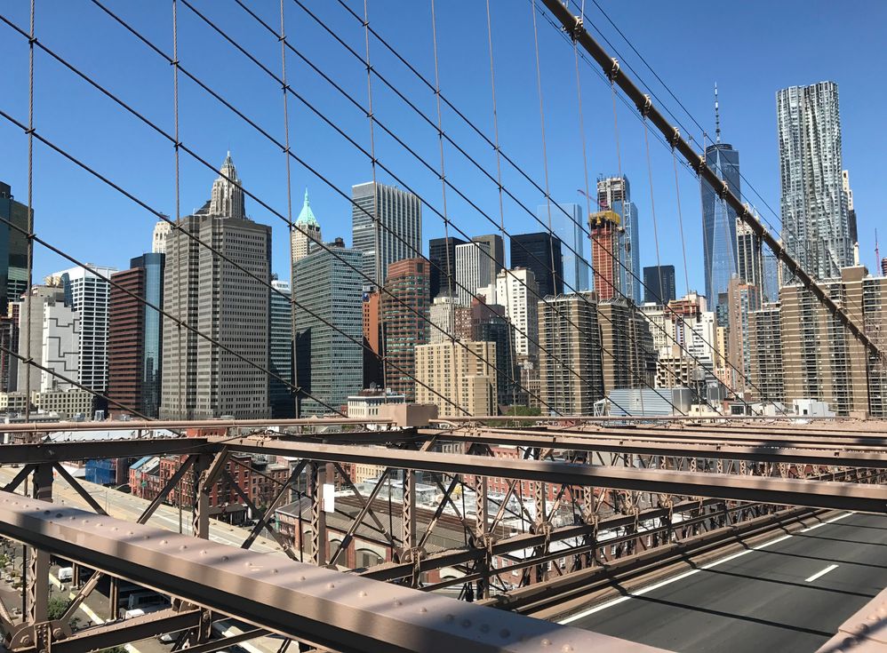 Blick von der Brooklyn Bridge in Richtung Financial District, wo die Commerzbank ihr Büro hat