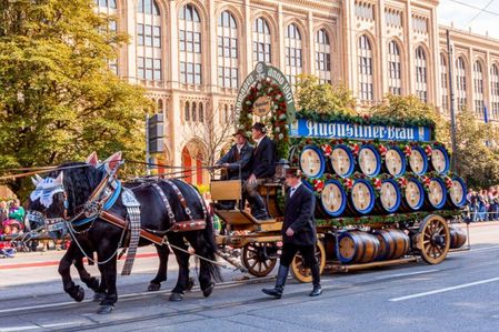 Pferdefuhrwerk während dem Oktoberfest vor der Regierung von Oberbayern (Maximilianstraße)