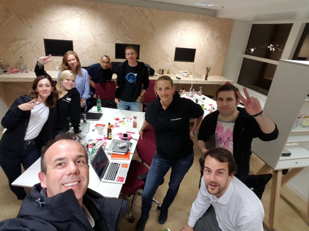 Mit Spaß bei der Arbeit: das Team "Connect to Grow" mit Sandra Flavia Schulz (hinten, 2. von links)